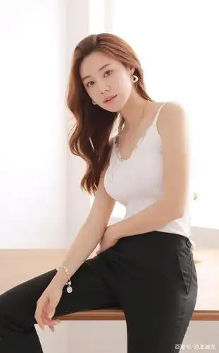 穿着干练,气质优雅而知性,这样的女人很迷人.