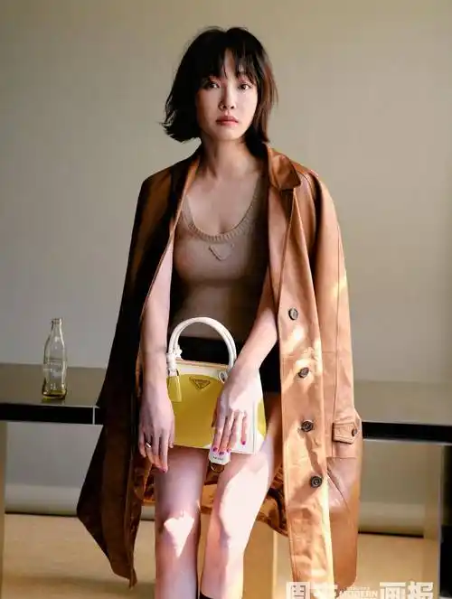 白百何登上《周末画报》封面,穿热裤秀美腿,39岁少女感十足