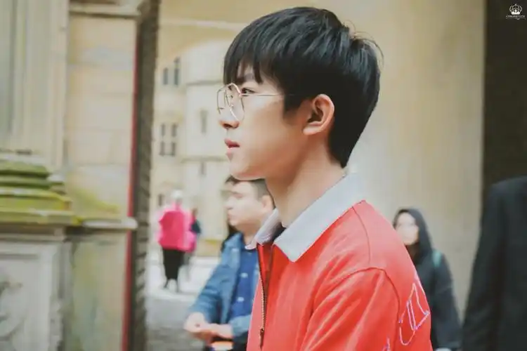 coronet皇冠_易烊千玺个站 易烊千玺 yyqx 1128 四字弟弟