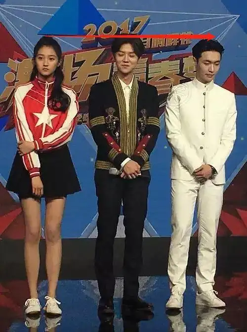 李易峰与关晓彤同框献唱,身高瞬间被秒,网友:鹿晗更惨_cm