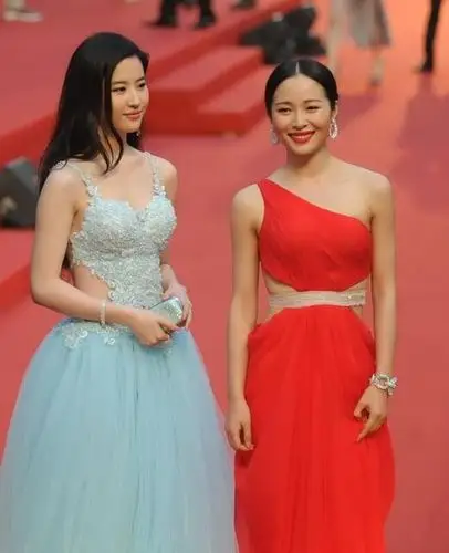 江一燕和神仙姐姐刘亦菲同框毫不逊色