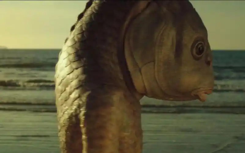 几分钟看完人性片突然变异男子变成鱼人却被女友利用沦为工具