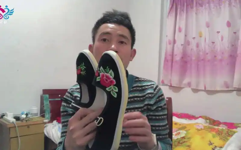 女士的一带扣方口布鞋比男士的松紧布鞋好穿这是为什么