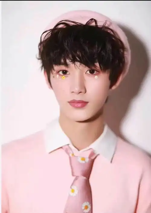 丁程鑫晒粉色毛衣随拍