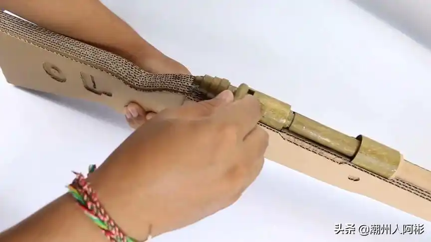 diy用硬纸板制作吃鸡里的98k模型枪给娃玩