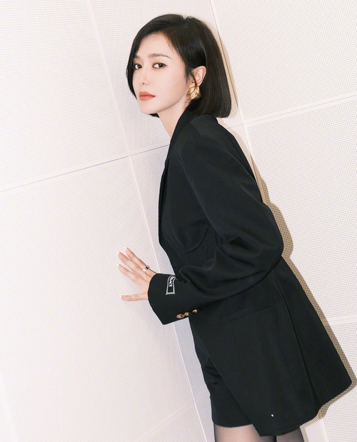 秦岚的黑丝长筒靴套装,芳菲妩媚,楚楚动人!