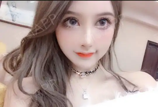 双眼皮割得比较宽的哈!