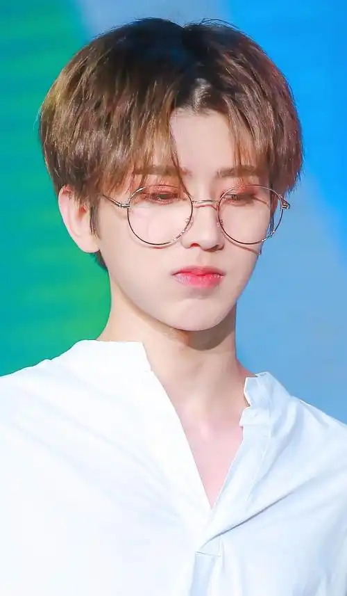 蔡徐坤金丝眼镜帅气阳光时尚写真