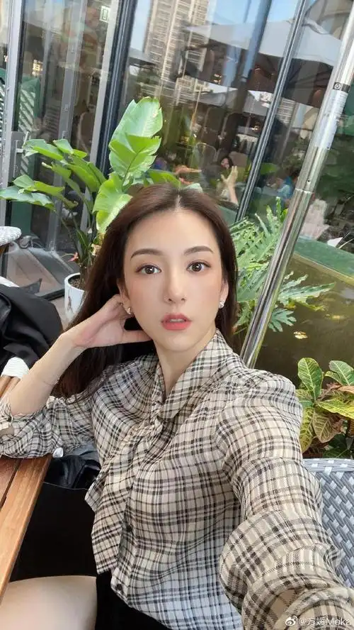 组图方媛全黑look氛围感大片释出着短裤搭配长筒靴酷飒有型