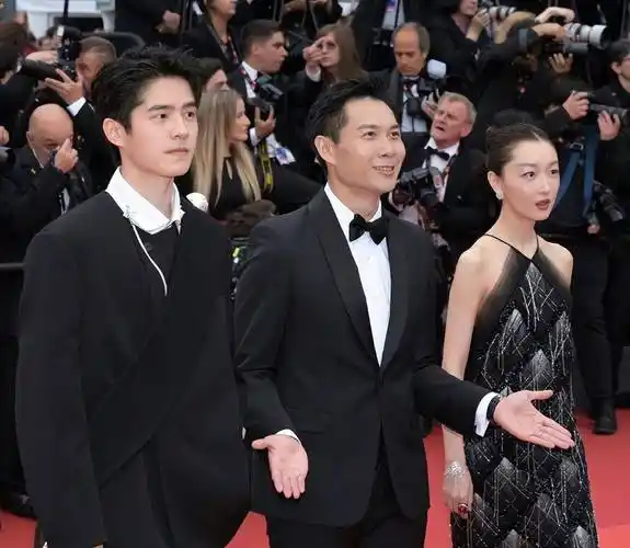 刘昊然这边,虽然长大很多,也大学毕业了,但看起来还是很青涩甚至羞涩