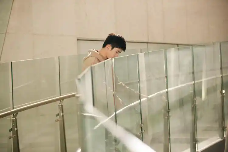 易烊千玺化身学长,穿卫衣出镜眼神超a