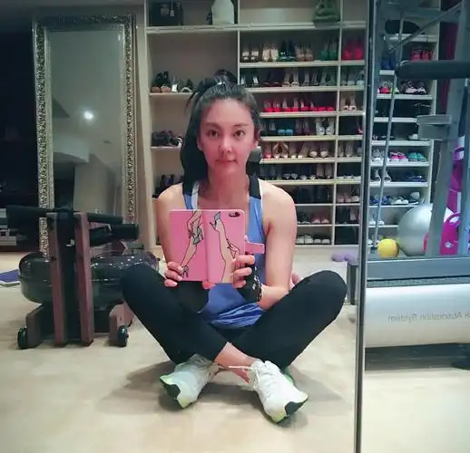 张雨绮自拍晒健身照,无意间暴露生活水平,鞋子多到堪比专卖店