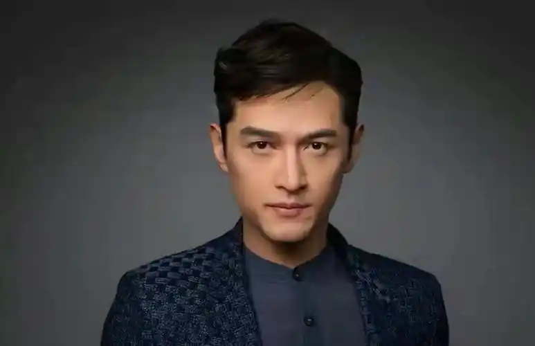 胡歌官宣结婚当爸!