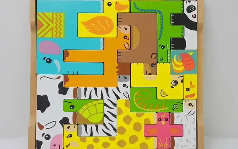 各种形状的动物拼成一个正方形