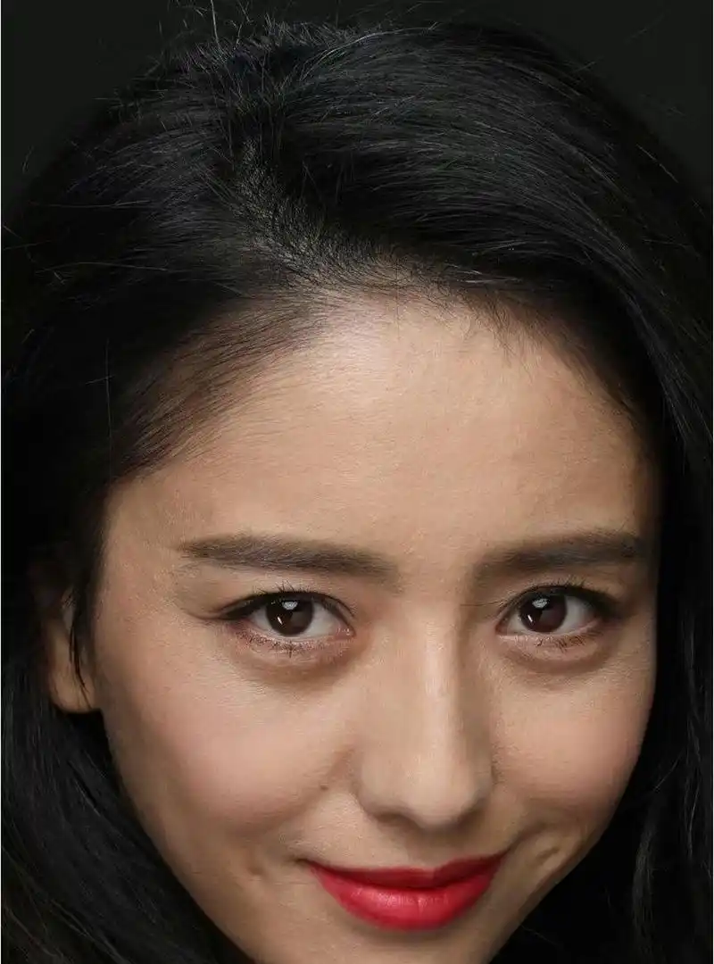 佟丽娅皮肤紧致,五官精致小巧,洋娃娃般的脸庞,笑眯眯的,一双仿佛会