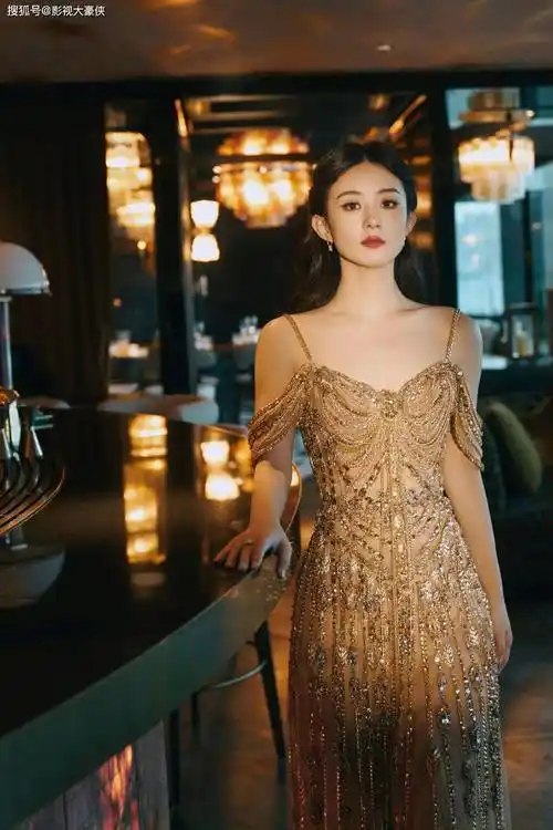 原创赵丽颖夺冠亚洲电影大奖一身金色礼服华丽优雅惊艳世界