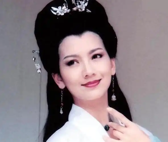 早在赵雅芝刚踏入演艺圈拼搏时,她便已步入婚姻殿堂.