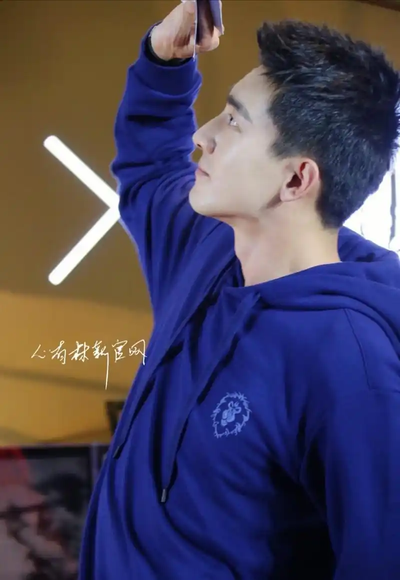 林更新最新造型,寸头亮相,有网友觉得皮肤好白,属实羡慕.