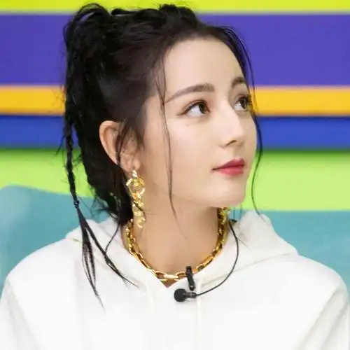 迪丽热巴活力气质头像,明星头像图片-回车桌面