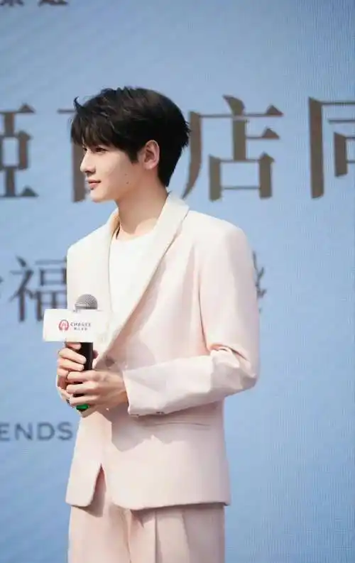 周杰伦被封杀翟潇闻得罪金主徐正溪不退圈了卢昱晓私生