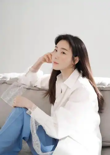 女神终于回归,崔智友产后拍大片,穿衣知性身材恢复好,美到了