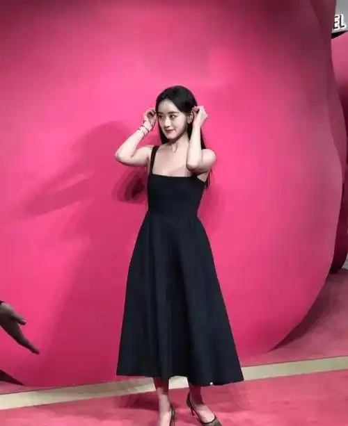 其实生活中的袁冰妍便鲜少化妆,常常素颜出镜——袁冰妍曾在酒店被拍