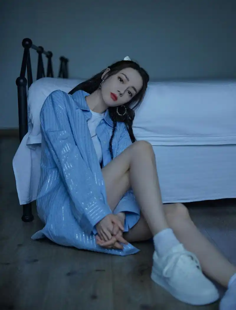 迪丽热巴人美又会穿,黑白粗毛呢连衣裙成熟优雅,高贵典雅