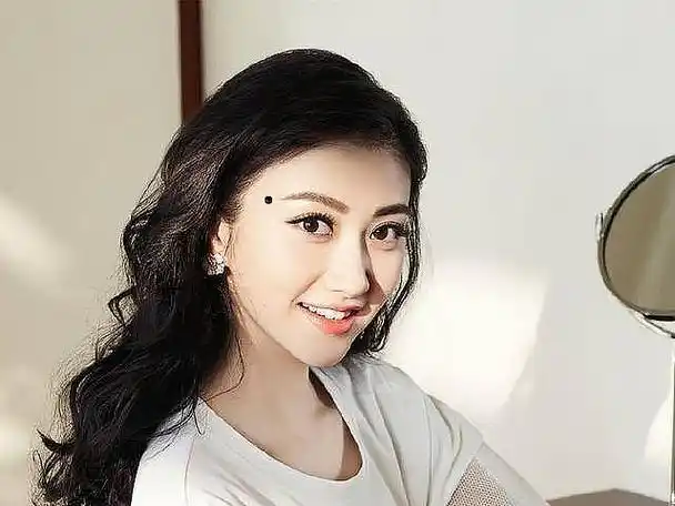 历史上下巴有痣的女人(下巴有痣的老女演员)