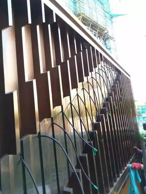 新鸿基四色不锈钢造型门头