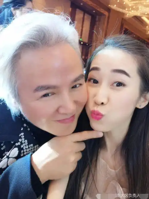 张庭老公满头白发在舞台上又跳又扭臀,众美女争相拍照这事如何看待