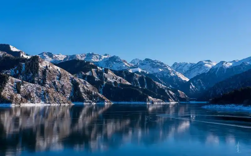 4k航拍雪后的天山天池