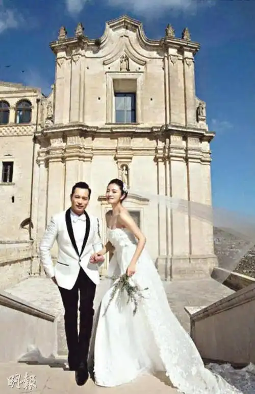 要求宾客打扮充满丰富色彩喜帖之中有很多两人的浪漫结婚照,安以轩