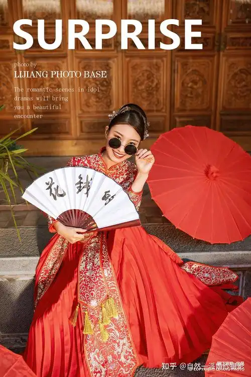 新娘的秀禾灵动秀气红色搭配大气端庄的怀旧背景——新人结婚拍婚纱照