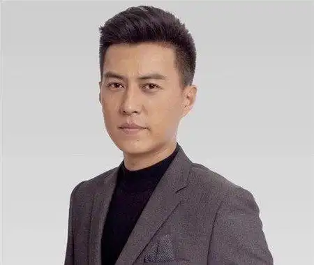 经典男式大背头老干部的靳东造型,总是这样沉稳有力.