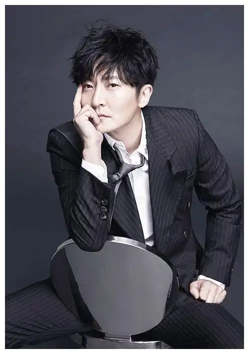 41岁"苏明成"郭京飞,出道就是男主,闪婚美娇妻,与陆毅是连襟