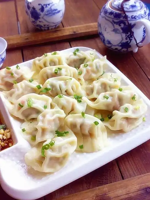 把饺子盛出来后,先别急着吃,还要再盛一碗饺子汤晾着,俗话说得好, 原