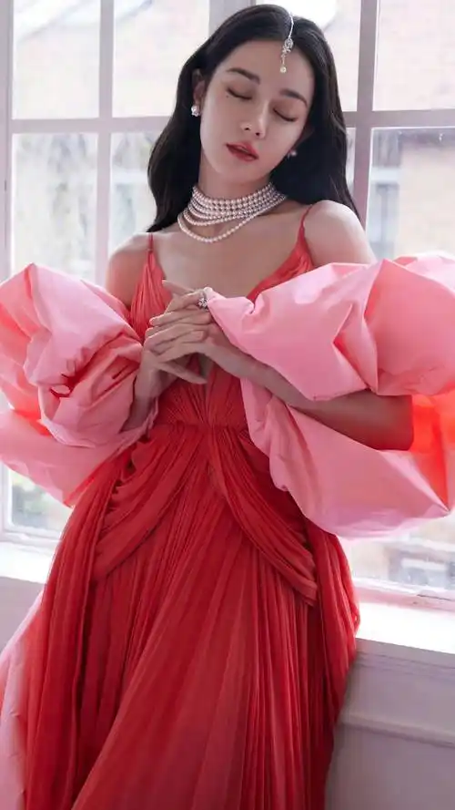 迪丽热巴真有公主范,穿泡泡袖红裙戴6层珍珠项链,甜美又贵气