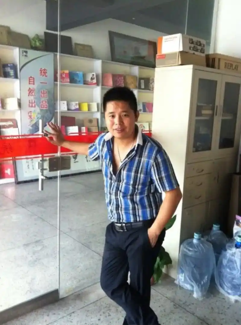 看看以前的自己,每一张照片都是满满的回忆,回不去的曾经,人这 - 抖音