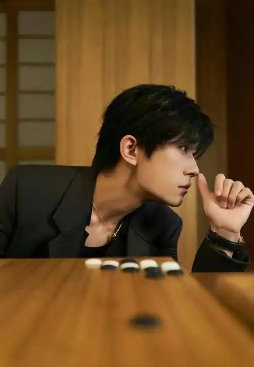 240118易烊千玺黑衣演绎霸气与青春的完美碰撞令网友尖叫