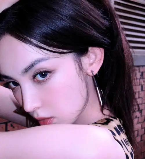 "异域美女"古力娜扎:黑丝豹纹露背裙下的野性魅力