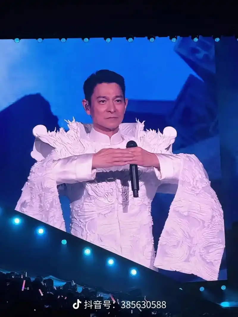 我们的青春啊!刘德华唱哭了,周海媚去世