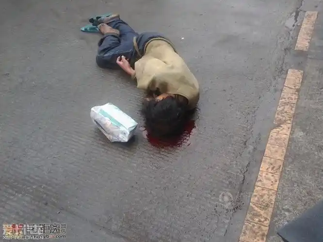 老人摔在地上,流了一地的血
