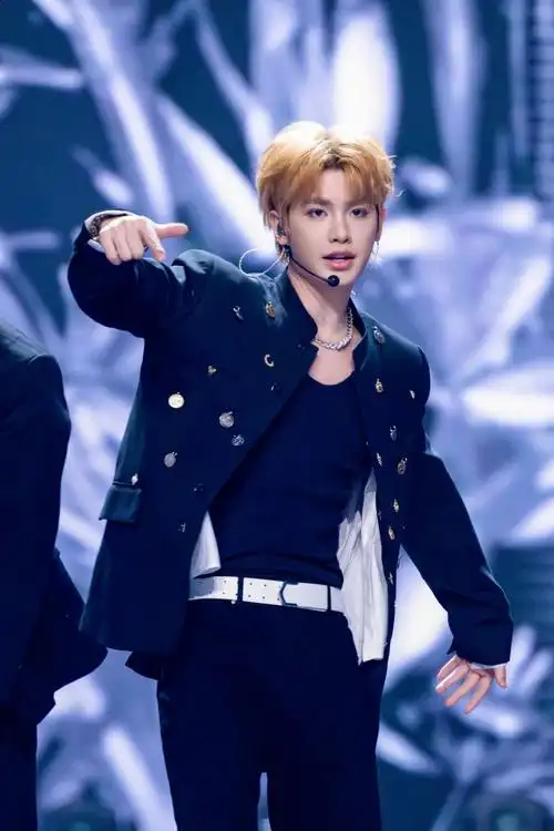 黄明昊一人之众首舞台