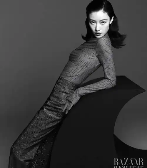 倪妮时尚芭莎一月刊封面,穿黑丝性感迷人,吊带露脐裙热辣妩媚_红色