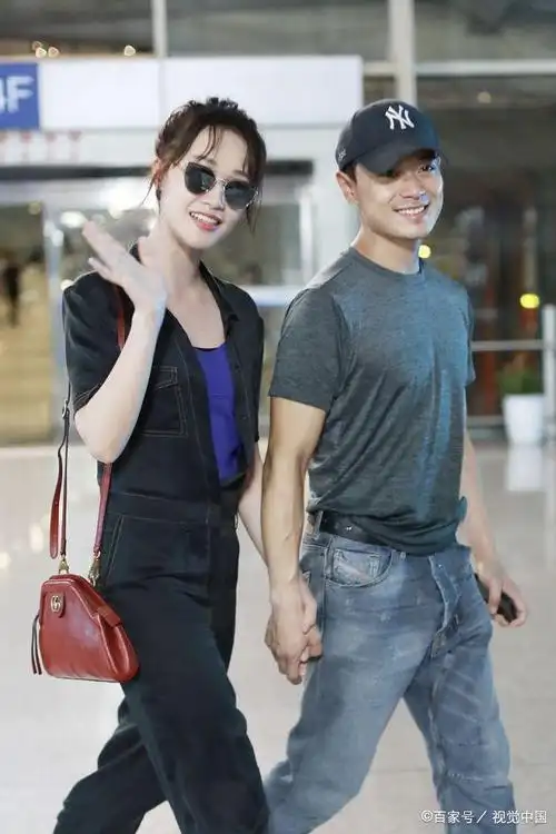 蓝盈莹和男友曹俊现身机场全程亲密十指相扣狂撒狗粮