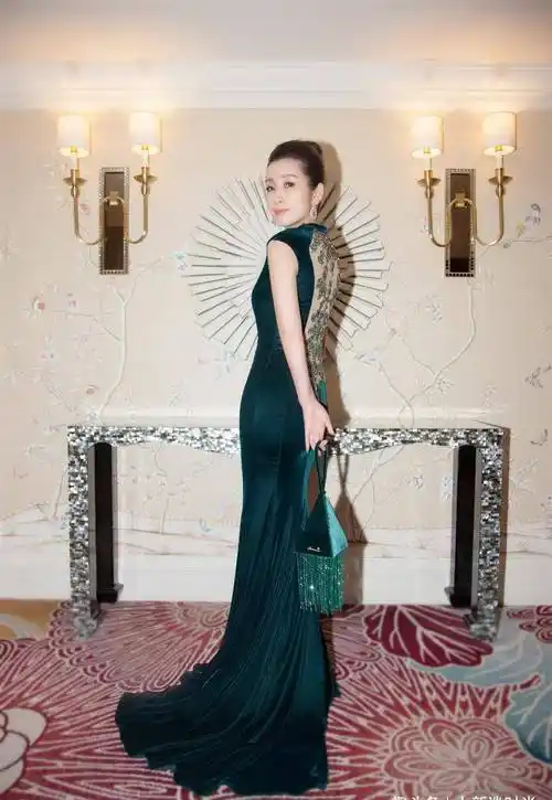 秦海璐中年时期愈发时尚,深v时尚裙也敢穿,开衩这么高不嫌尴尬_年龄