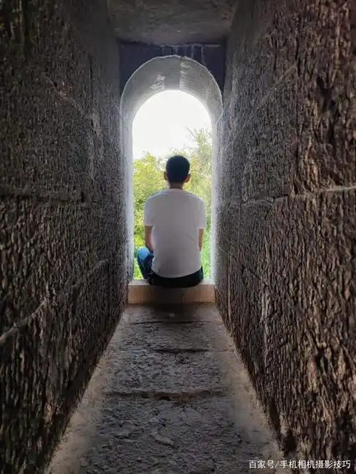 问题是这呆坐的背影,还是个大老爷们,寸头,白背心,牛仔裤,要动作