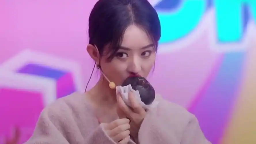 赵丽颖上综艺宣传《第二十条》,吃冻梨模样可爱,打趣"老公"大潘不好