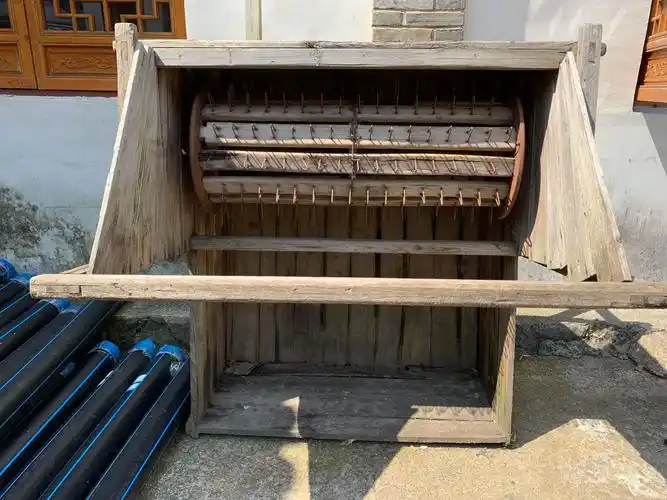 妈妈告诉我这是农民伯伯用的打谷机!