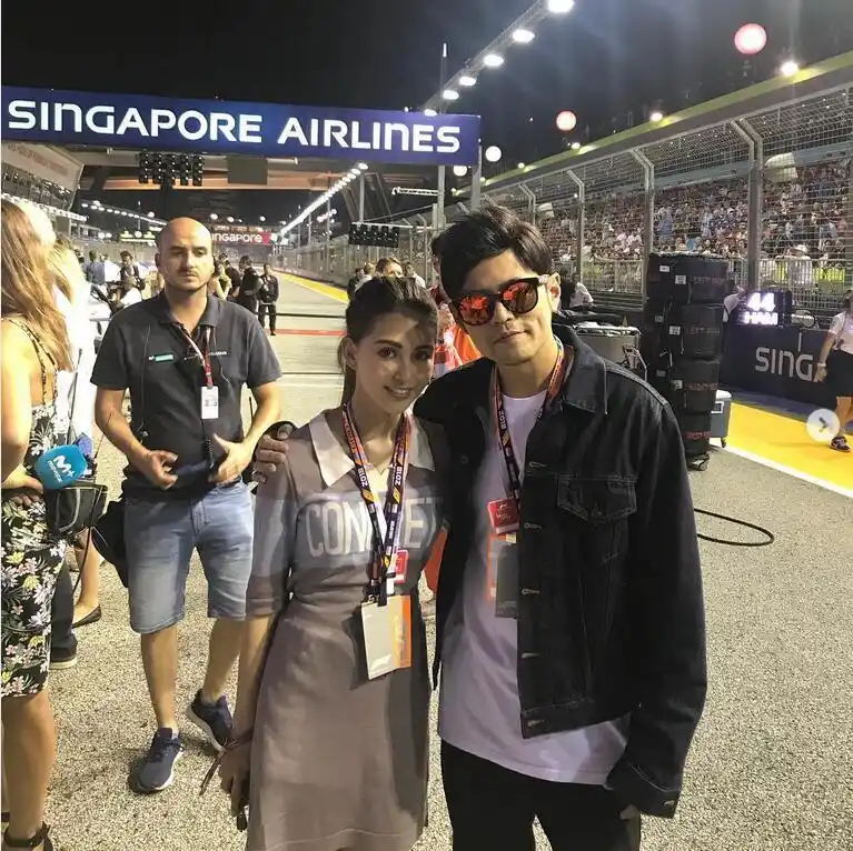 又秀恩爱周杰伦陪妻看f1大赛甜搂昆凌肩合照发狗粮